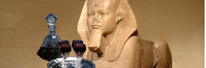 פסל מצרי עתיק (ספינקס) עם ארבע כוסות יין